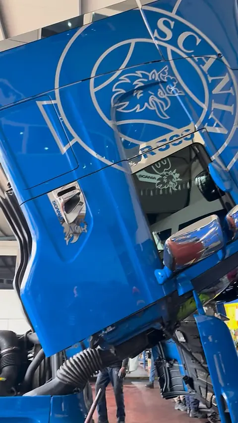 Kabina blu e një Scania R500 me grifonin
