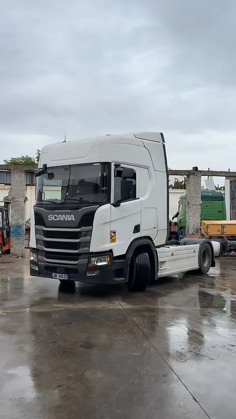 Kamion Scania i bardhë duke dalë nga servisi