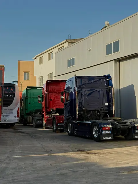 Kamionë Scania të parkuar para servisit