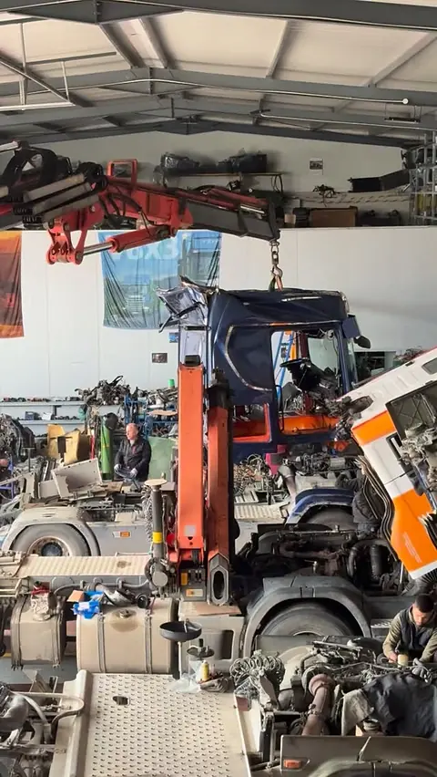Vinçi ngre kabinën e një kamioni Scania në servis