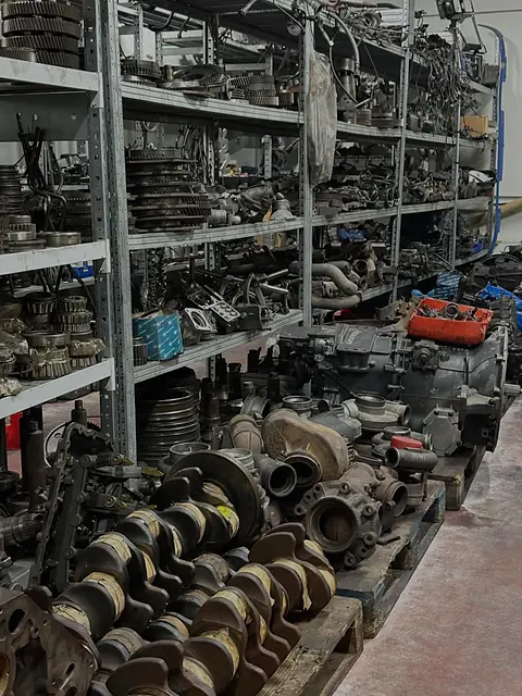 Rafte me pjesë rezervë në magazinë