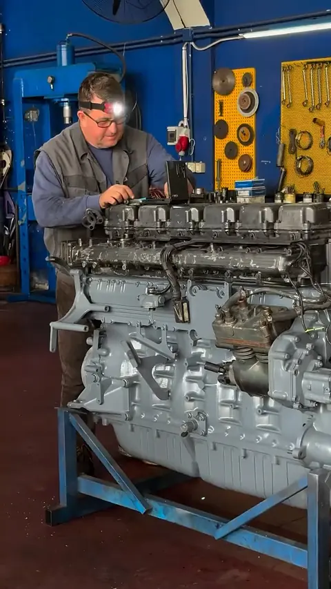Mekanik i Servisit Ylli Zelo duke kontrolluar një motor Scania