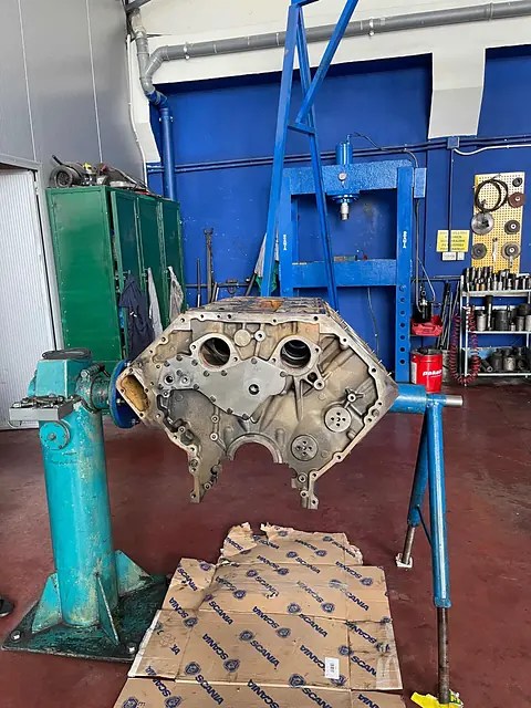 Blloku i motorit DC16 mbi stendë riparimi