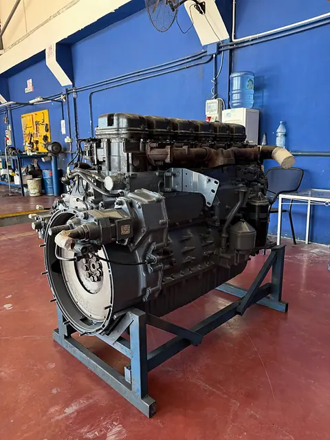 Motor Scania DC9 i riparuar mbi stendë