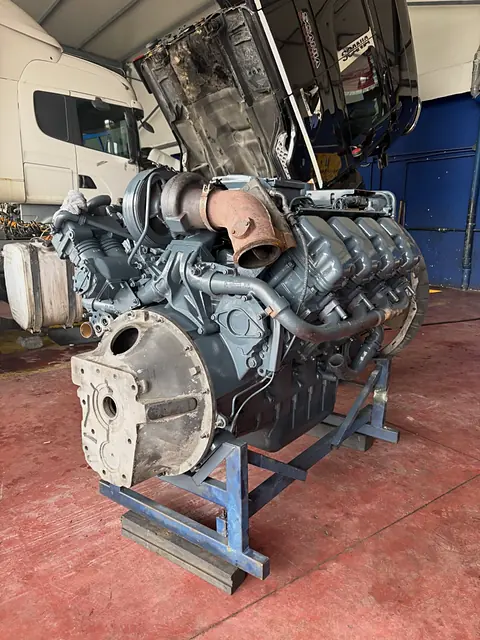 Kabina e ngritur e një kamioni Scania me motorin e hapur