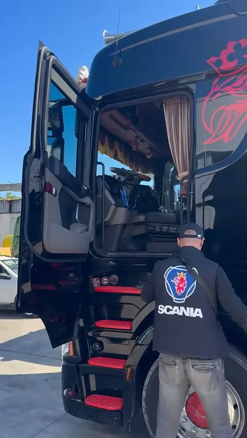 Scania S e zezë me mekanikun para kabinës